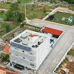 Star Hill - By Guide Villa